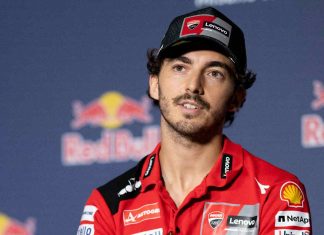 Pecco Bagnaia è scattato dalla terza posizione, ma nel pieno della lotta con il rivale Jorge Martin è crollato al suolo. Ecco cosa è successo.