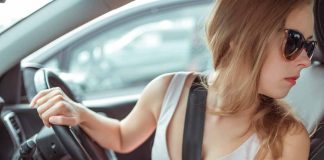 Come usare la frizione durante la retromarcia?