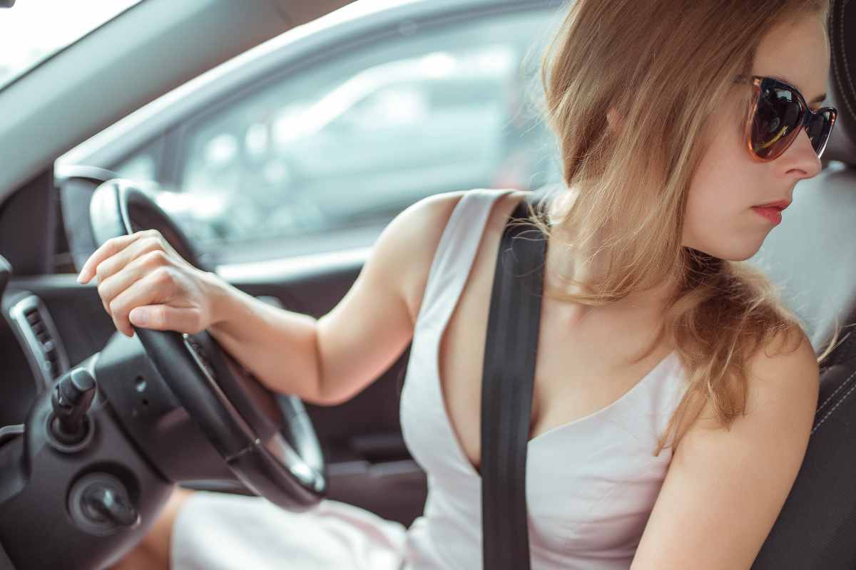 Come usare la frizione durante la retromarcia?
