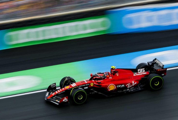 Carlos Sainz in pista sulla SF23