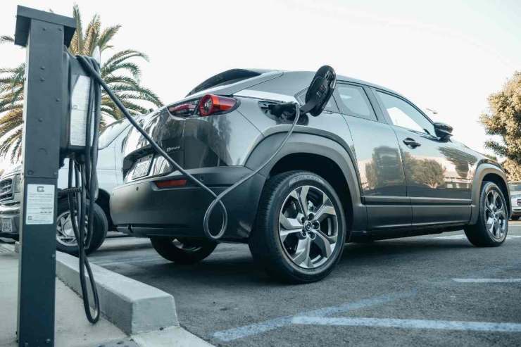 Auto elettriche, arriva un'altra batosta: non vogliono comprarle ed il motivo è assurdo