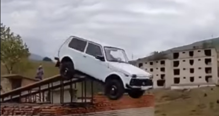 Incredibile video della Lada Niva