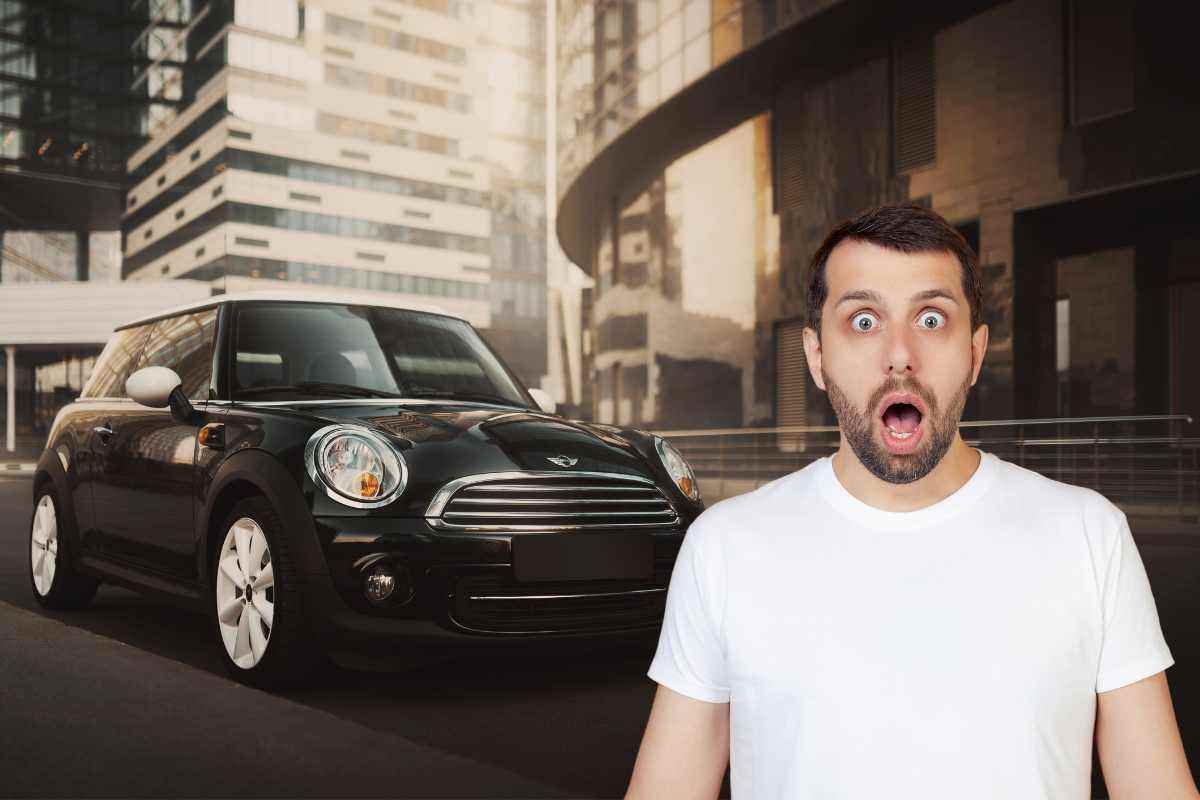 Follia in Autostrada: una Mini vola a più di 220 km/h