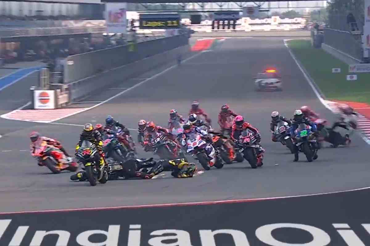 MotoGP, altro incidente al via