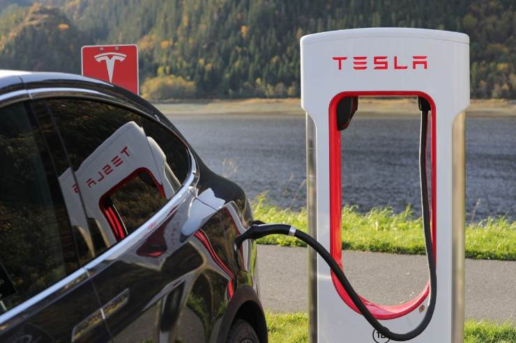 Tesla, la novità sulla ricarica