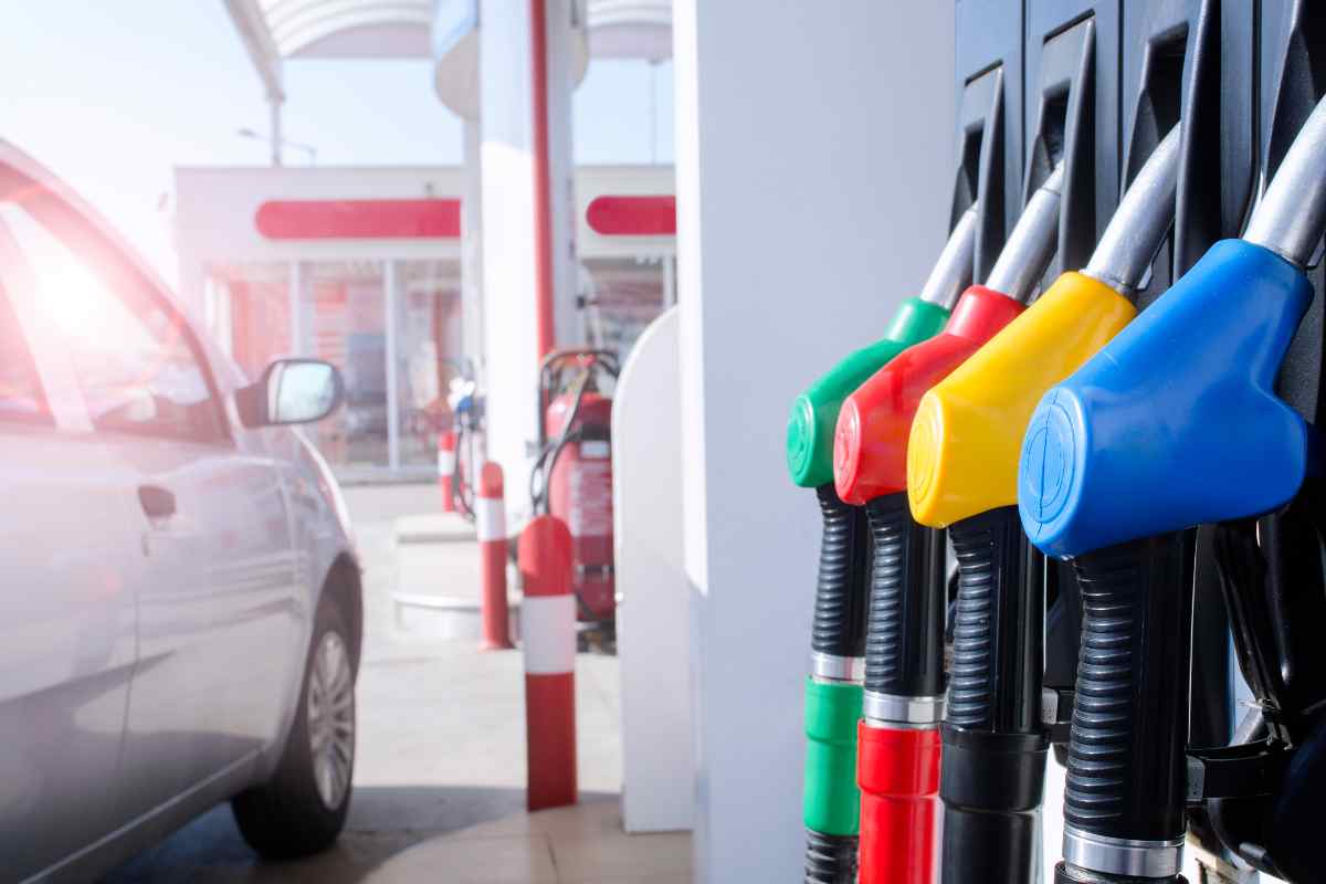 Come prendere benzina da un'altra auto? Svelati alcuni trucchi