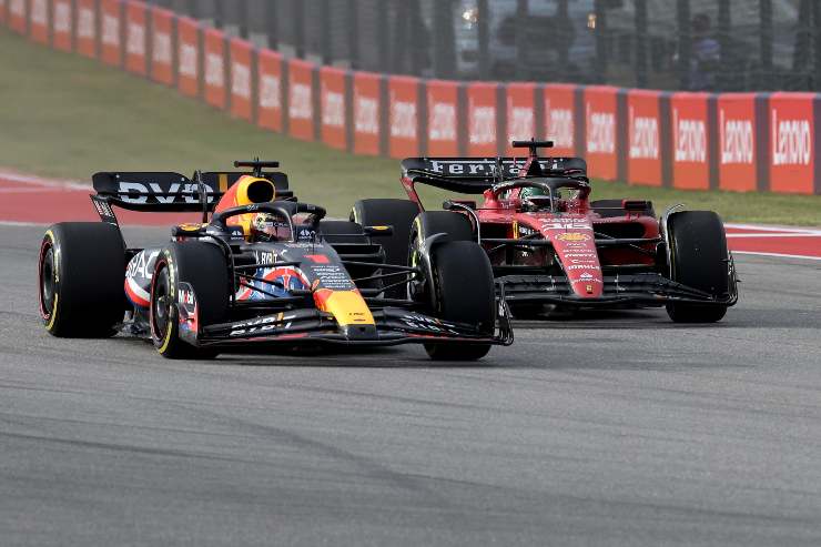 Max Verstappen e Charles Leclerc che duello