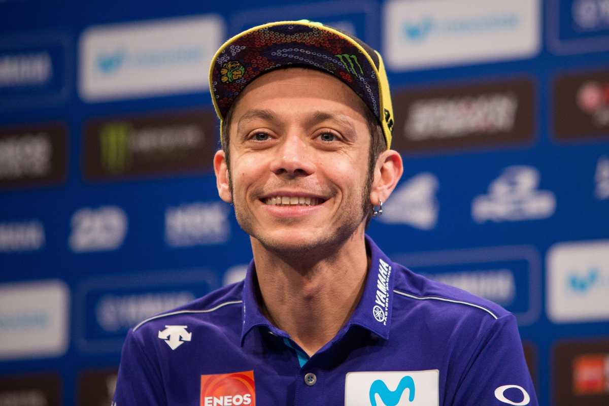 Valentino Rossi e l'incontro "folle" in bagno, poi sfida al cardiopalma in pista (VIDEO)