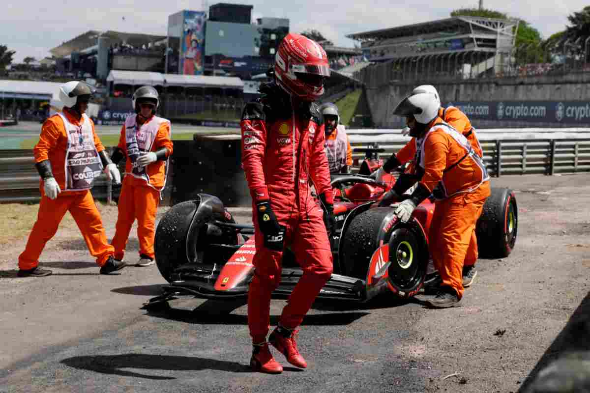 Charles Leclerc abbandona la SF-23