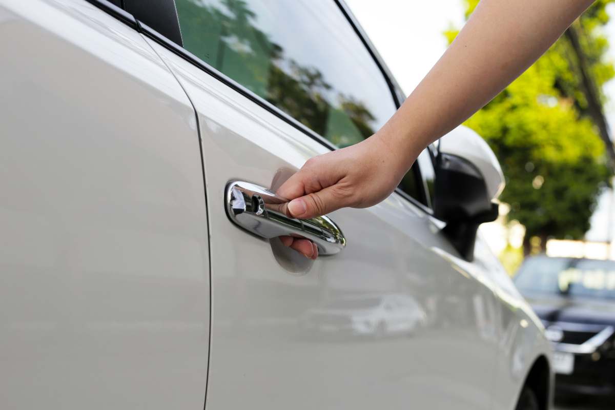 Auto, la soluzione fai da te per aprire la portiera