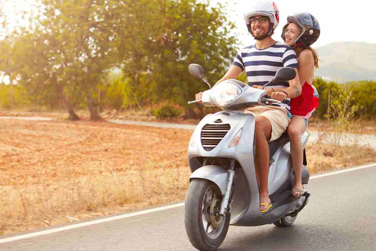 Guida in moto, le legge vieta una pratica diffusa: cosi non puoi proprio guidare