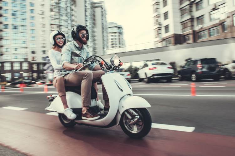 Guida in moto, le legge vieta una pratica diffusa