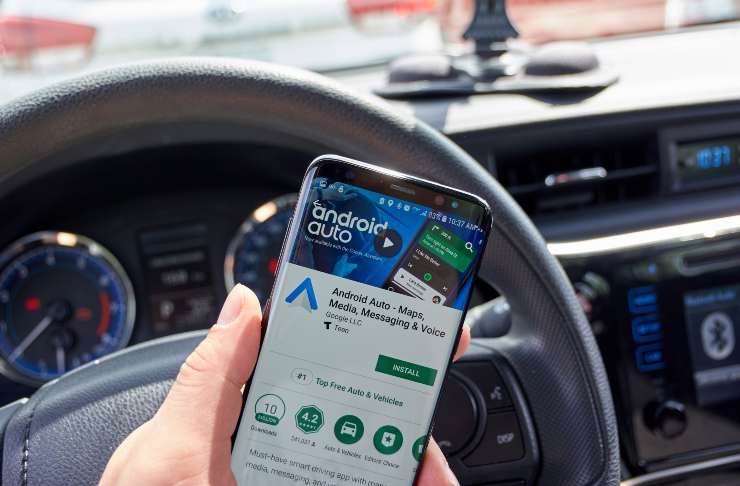 Cosa fare se l'auto non ha Android Auto? Esiste un metodo semplicissimo