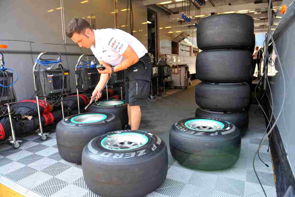 Motorsport, come si puliscono le gomme usate in gara? Il video vi lascerà senza parole