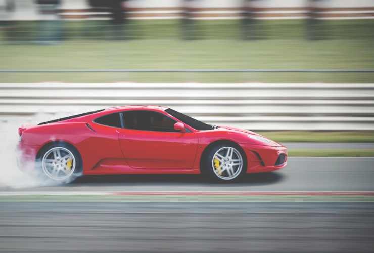 La patente giusta per guidare una Ferrari