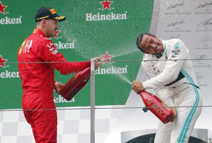 Il quattro volte iridato, Sebastian Vettel, con Hamilton