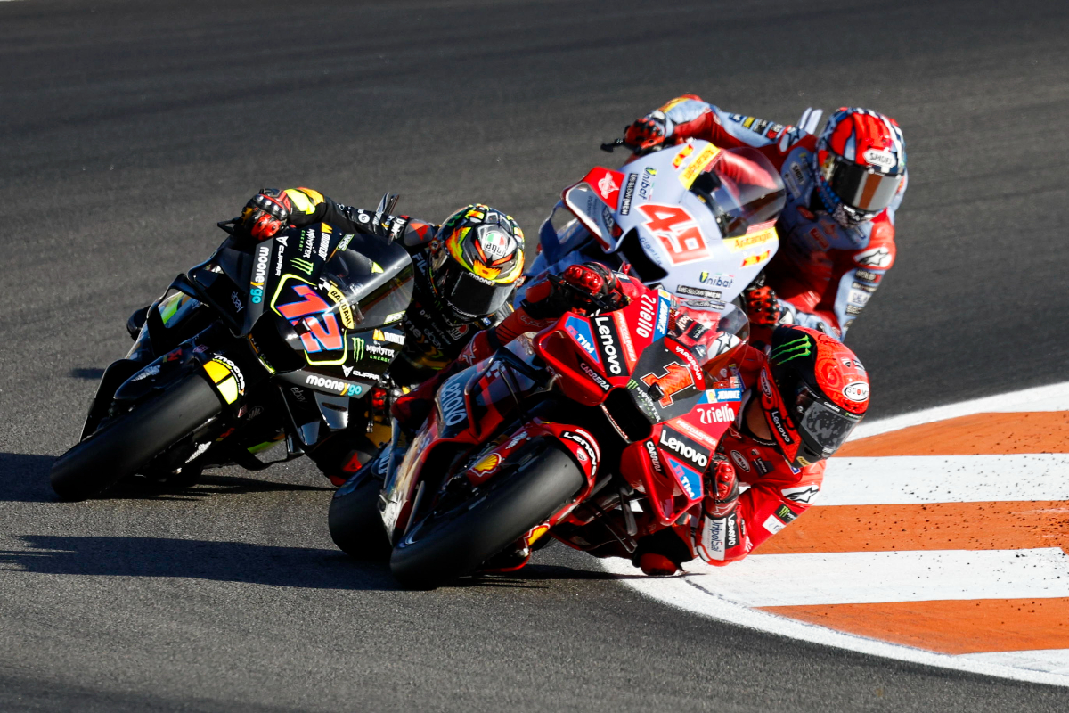 Come fanno a bere i piloti di MotoGP?