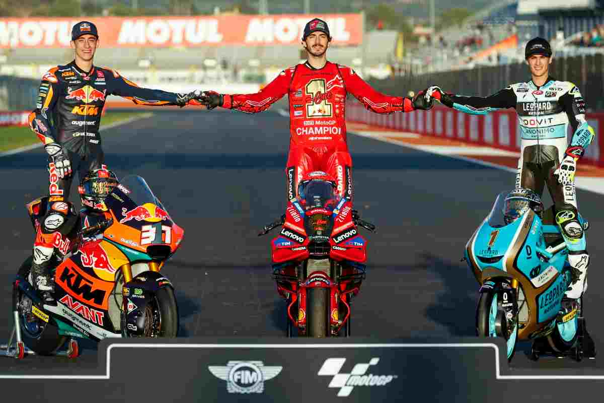 Come fanno a fare pipi i piloti di MotoGP durante la gara? 