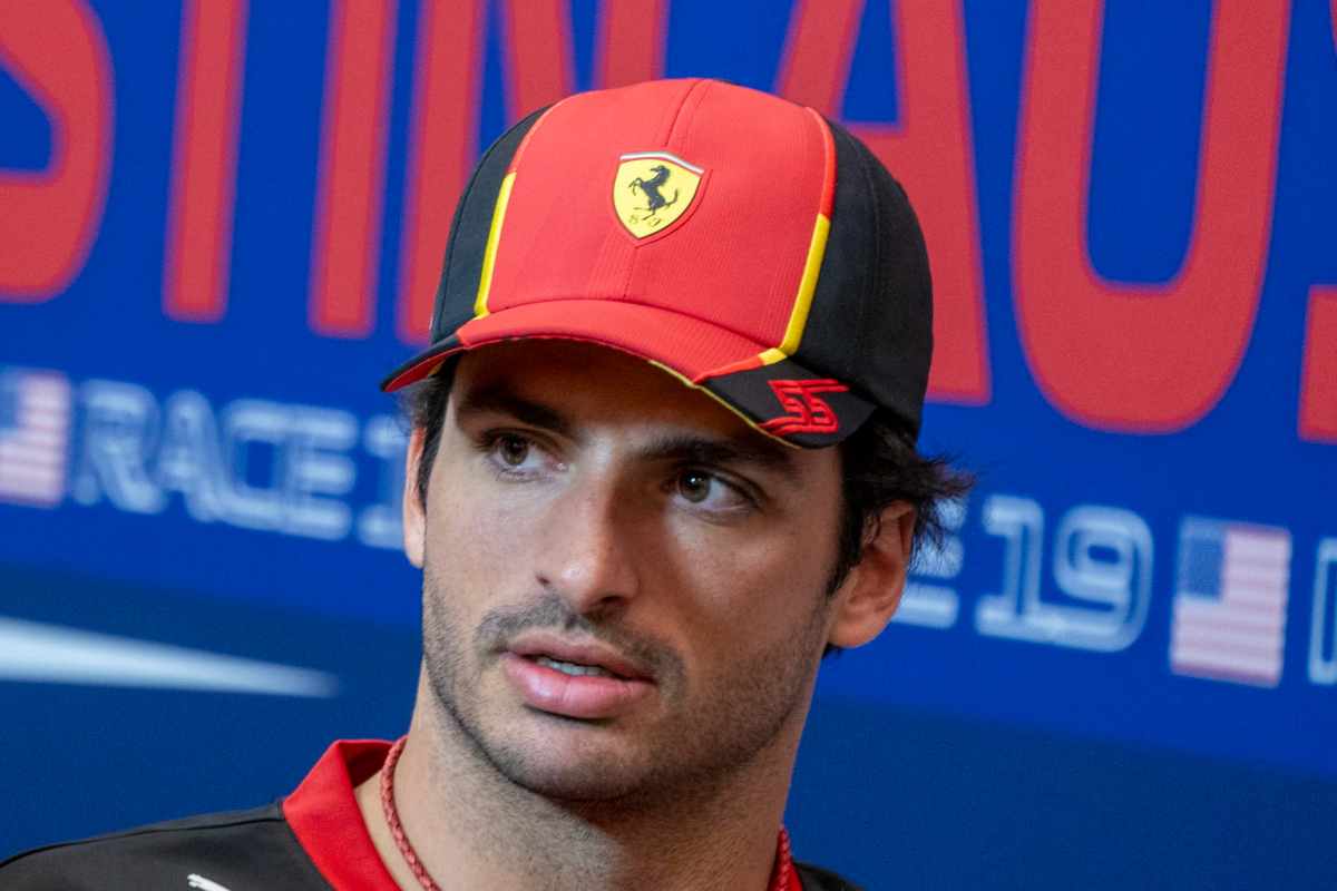 Ferrari, l’ex pilota lancia un appello alla proprietà: Carlos Sainz gelato