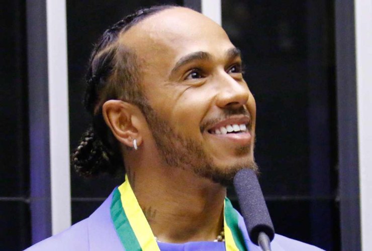 Le capacità linguistiche di Lewis Hamilton 