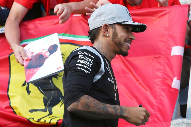 Lewis Hamilton fa sognare i fan