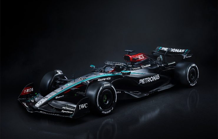 Mercedes F1 W15 frecciata ad Hamilton