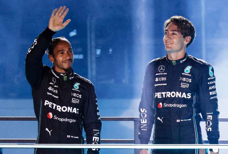 L’ex pilota della Williams, George Russell con Hamilton