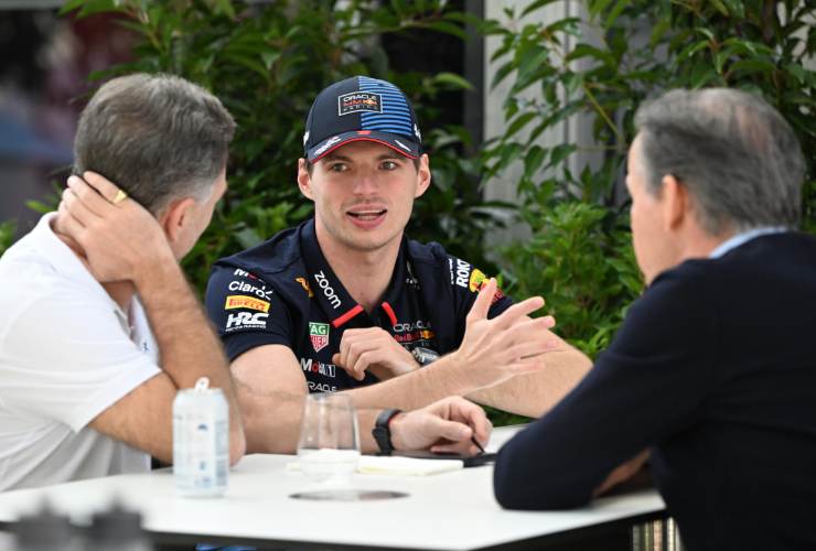 Il tre volte iridato, Max Verstappen, è al centro di indiscrezioni sul suo futuro