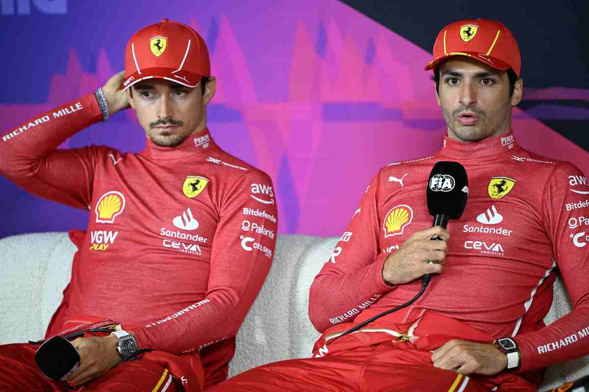 Ferrari, Leclerc tende una mano a Sainz: il suo futuro è già scritto