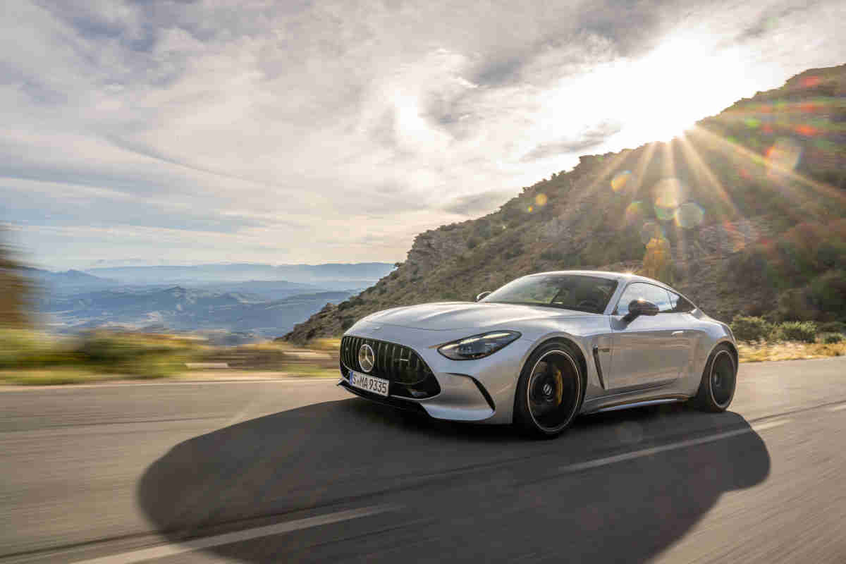 Mercedes AMG GT che corre su strada con il mare sullo sfondo