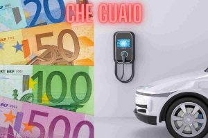Auto elettriche, 5mila euro di multa se non la compri? L'ultima legge che fa discutere