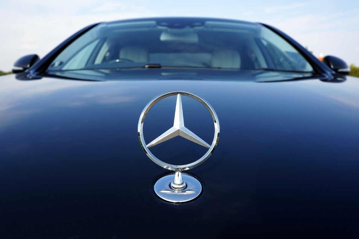 Mercedes prepara un nuovo bolide: le immagini fanno il giro del mondo