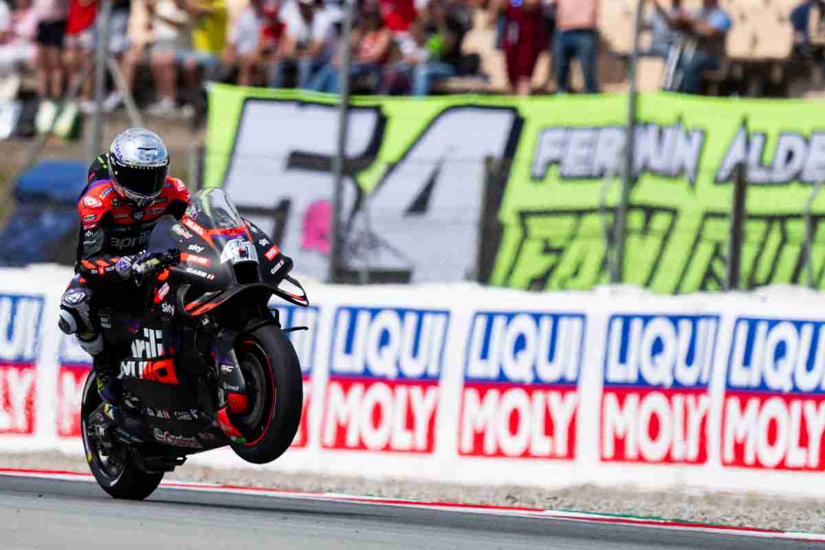 Aleix Espargaró gode, Bagnaia sciupa tutto