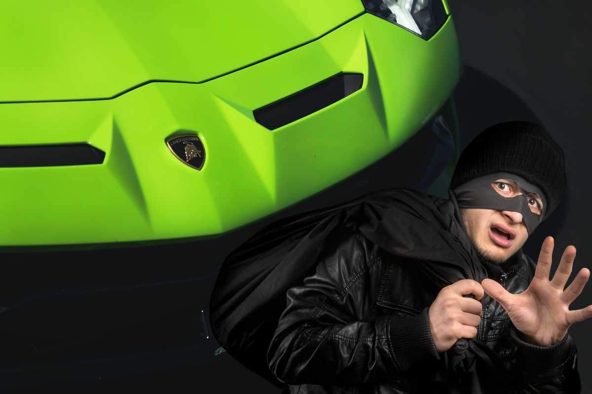 Doppia beffa per un automobilista a bordo di una Lamborghini Huracan
