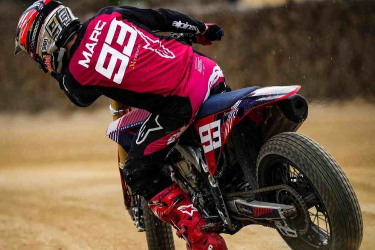 Marc Marquez ricade sulla moto da cross