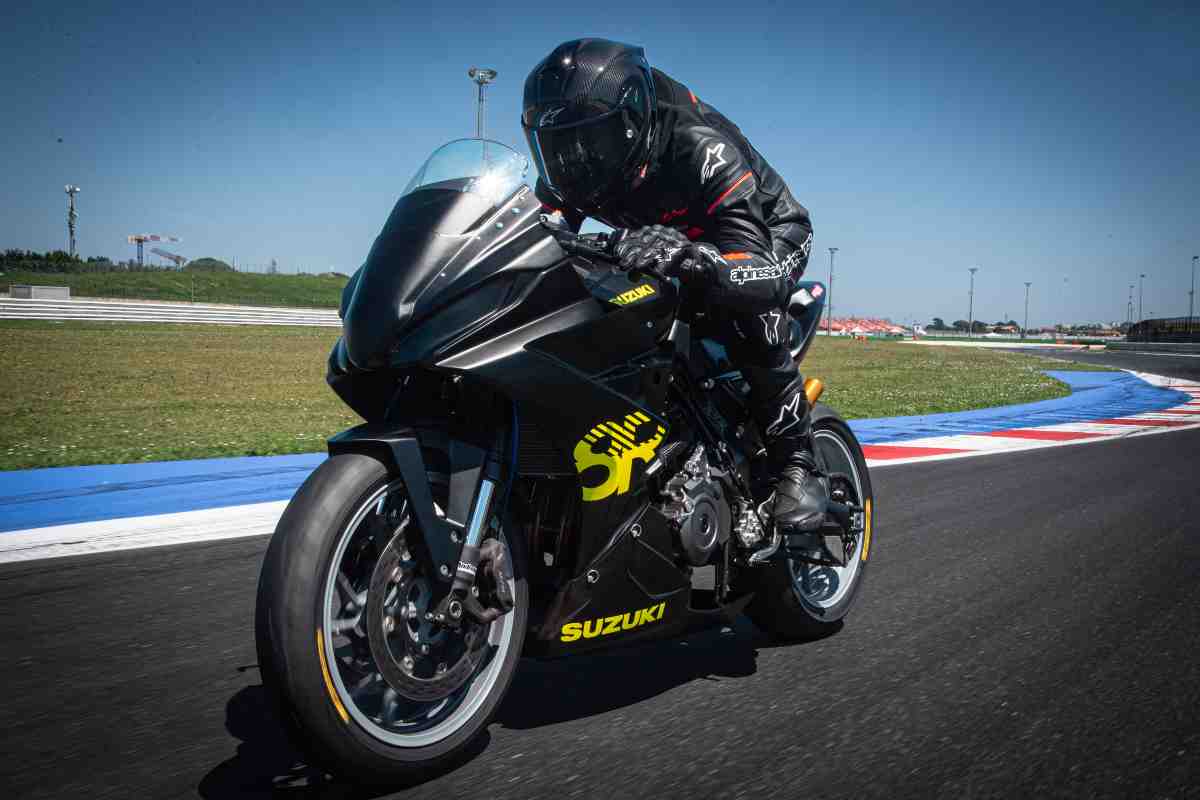 Suzuki fa sul serio con la nuova GSX-8R CUP: le caratteristiche della super moto giapponese (VIDEO)