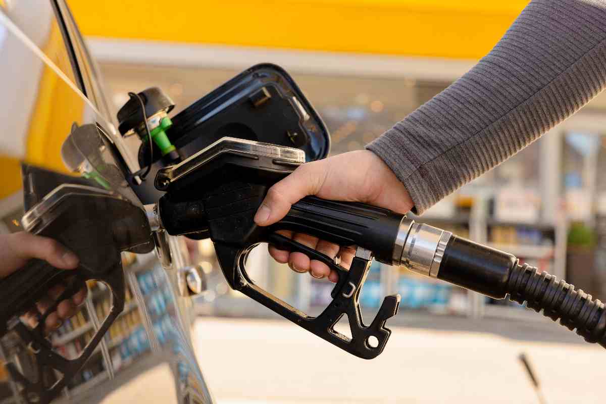 Benzina, arriva l’aiutino insospettabile