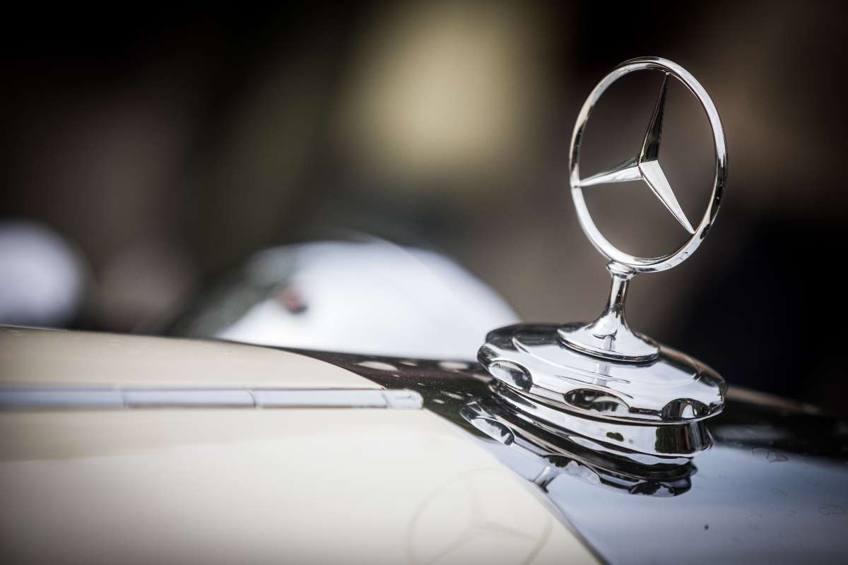 Replica il logo della Stella e tre punte della Mercedes: esce fuori un casco unico al mondo