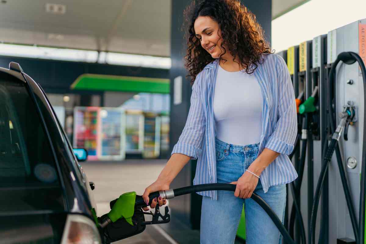 Auto a benzina, quali consumano di meno: al primo posto c'è un'insospettabile
