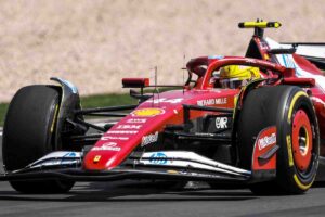 Lewis Hamilton al volante della Rossa
