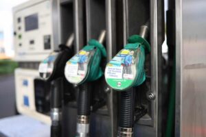 Benzina il prezzo non scende