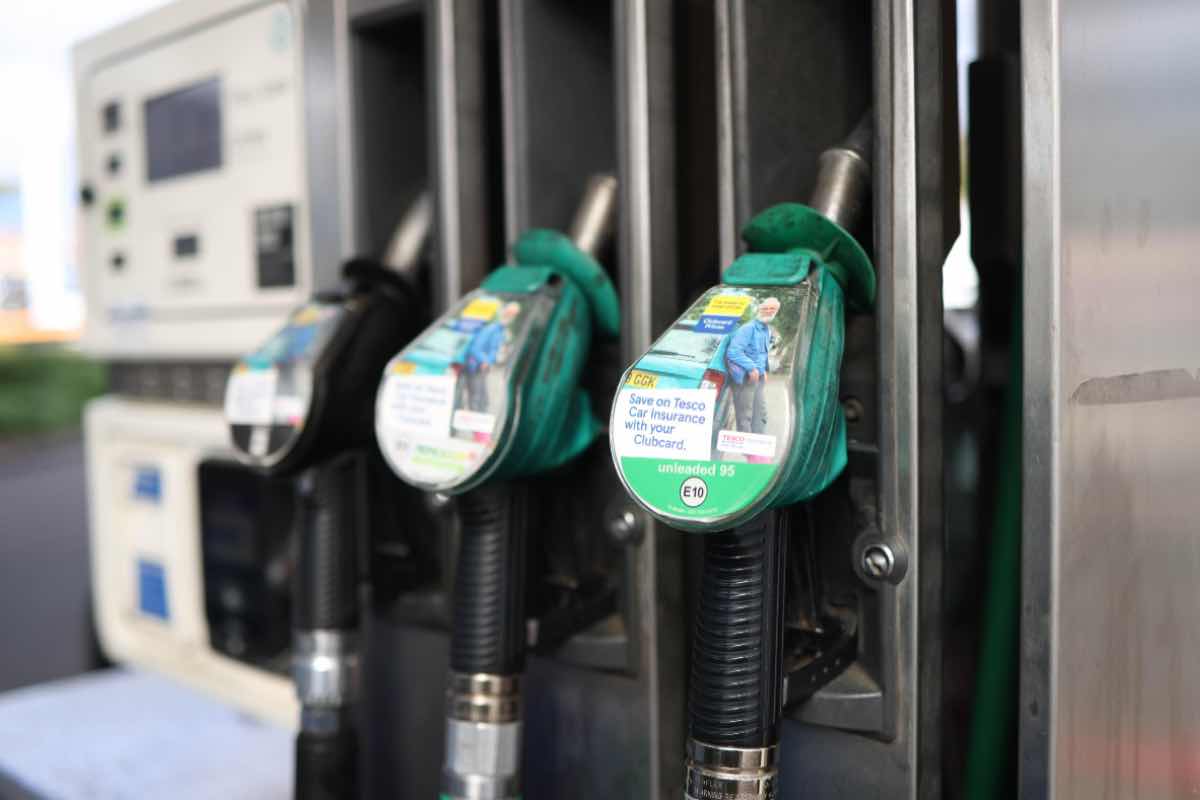 Benzina il prezzo non scende