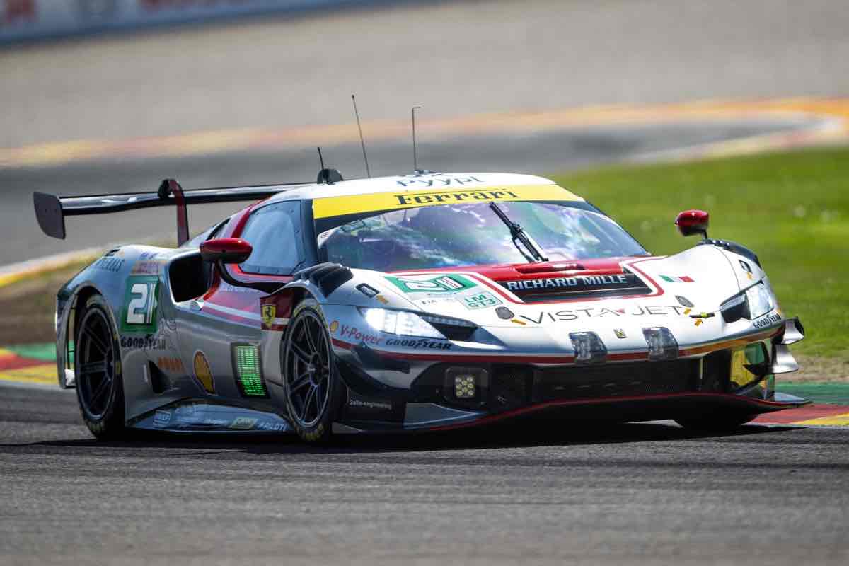Ferrari 296 GT3 vince dominando