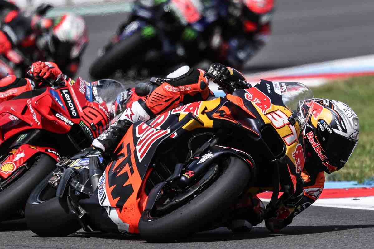 Si uniscono le strade di Acosta e Valentino Rossi?