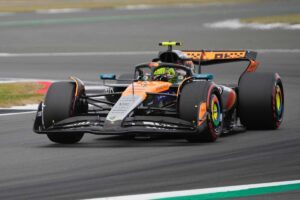 F1 Lando Norris vince ed accorcia
