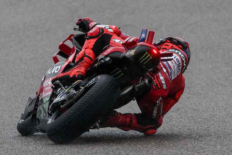 Marc Marquez all'ultimo giro su Bezzecchi