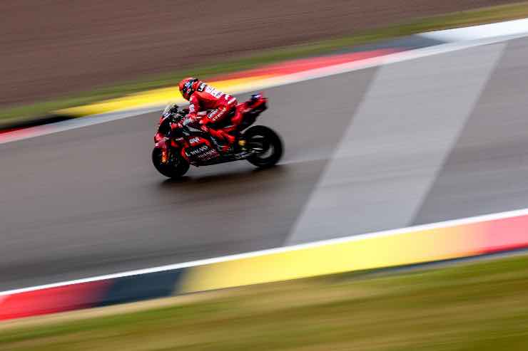 Marc Marquez domina tra le cadute