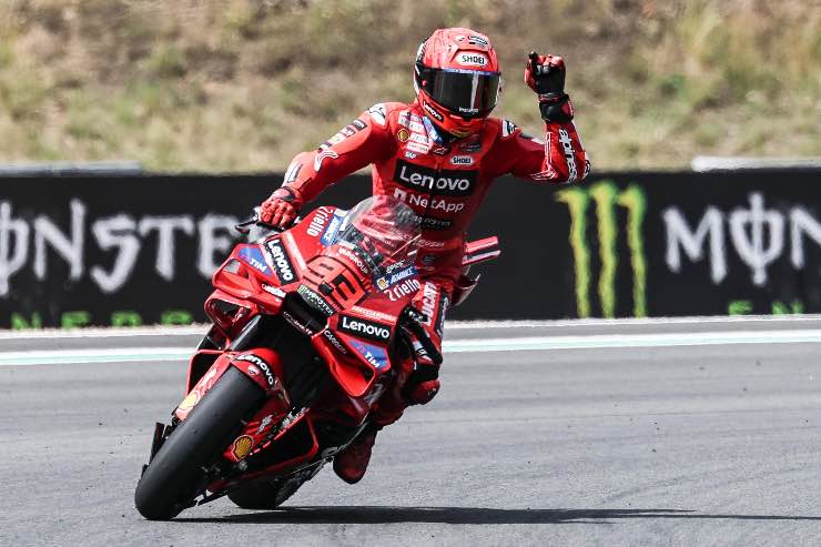 Marc Marquez supera Bezzecchi e trionfa