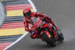 Marquez rimonta sotto la pioggia
