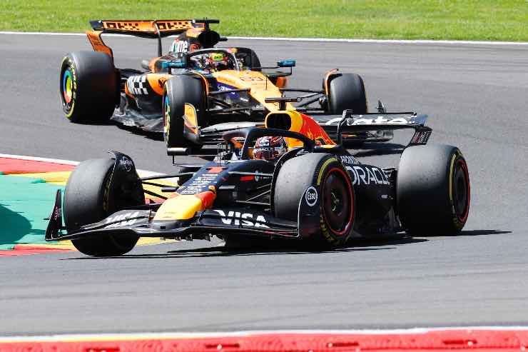 Max Verstappen rimane alla Red Bull